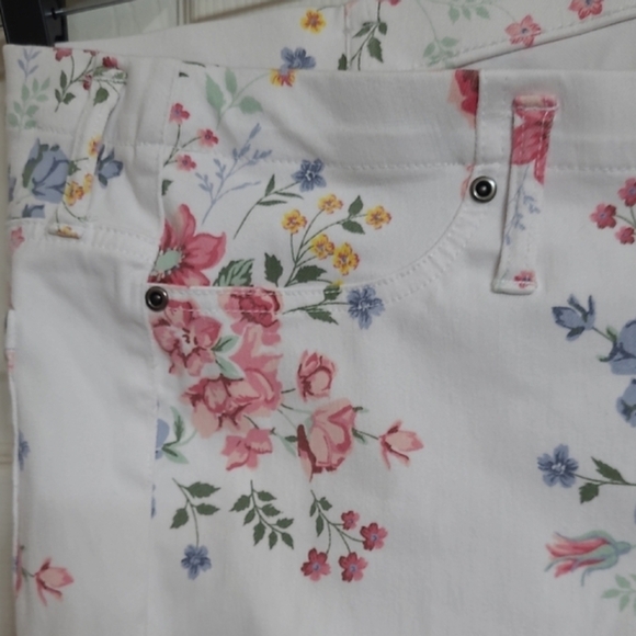 Bundle of Three Capris - Floral White, Denim Blue, and Pink Cargo Pants - Picture 11 of 15